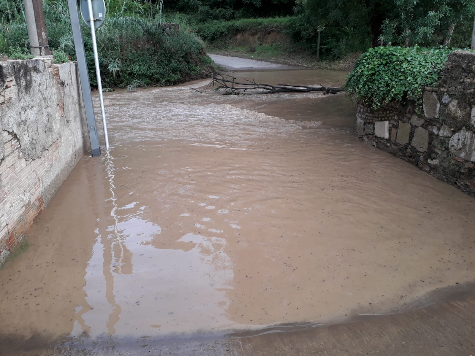 AVÍS: La ribera baixa molt plena d'aigua al seu pas per Creixell i no s'hi pot passar. 